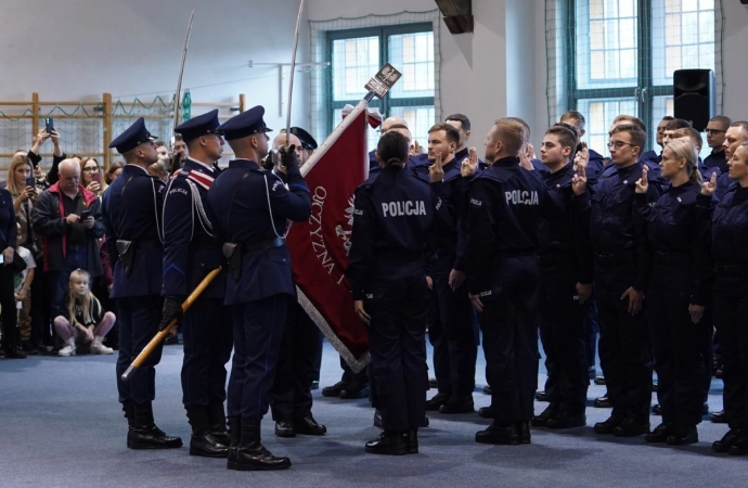 38 osób wypowiedziało słowa policyjnej przysięgi.